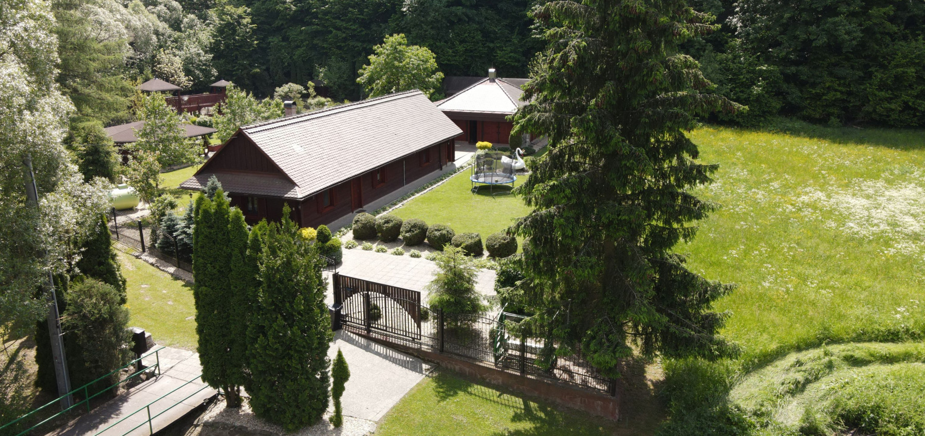 Dom s areálom na podnikanie, pozemok 2500 m2, dom - ubytovanie, jazierko, 2x altánok, biliardový dom, detské atrakcie