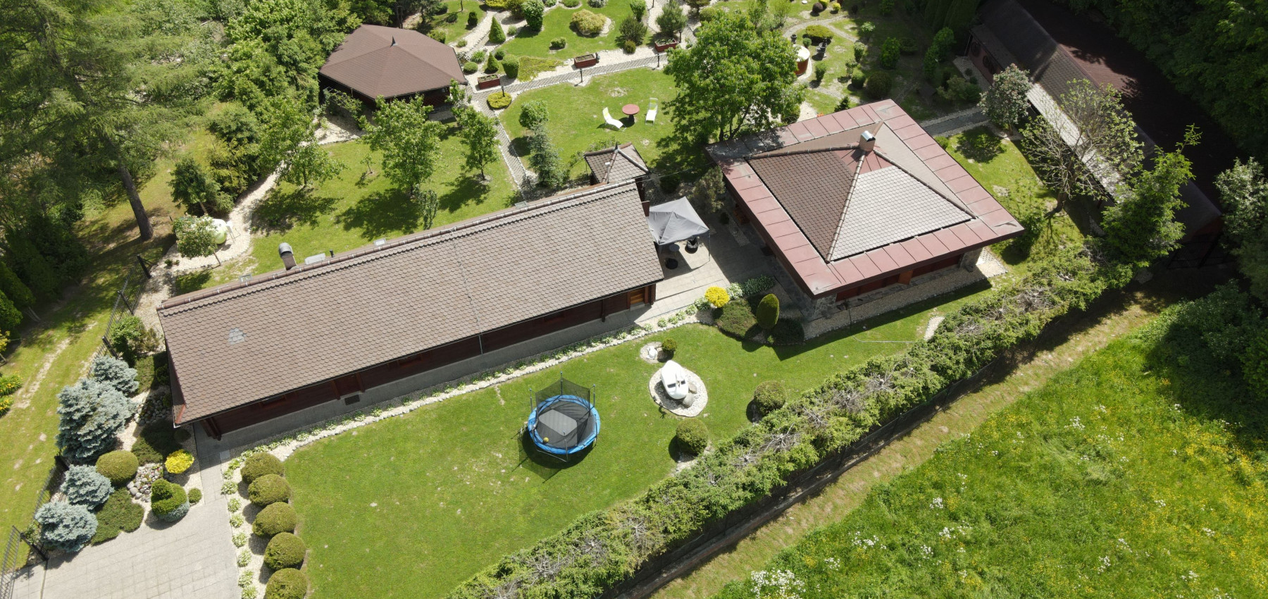 Dom s areálom na podnikanie, pozemok 2500 m2, dom - ubytovanie, jazierko, 2x altánok, biliardový dom, detské atrakcie