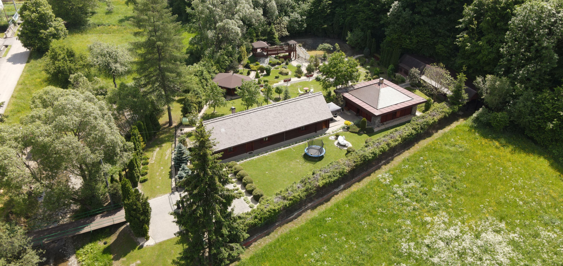 Dom s areálom na podnikanie, pozemok 2500 m2, dom - ubytovanie, jazierko, 2x altánok, biliardový dom, detské atrakcie