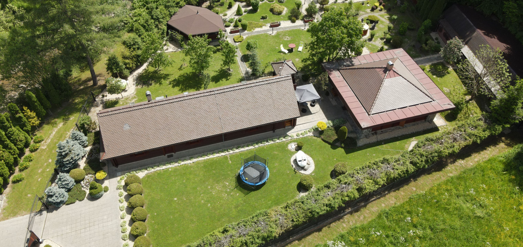 Dom s areálom na podnikanie, pozemok 2500 m2, dom - ubytovanie, jazierko, 2x altánok, biliardový dom, detské atrakcie