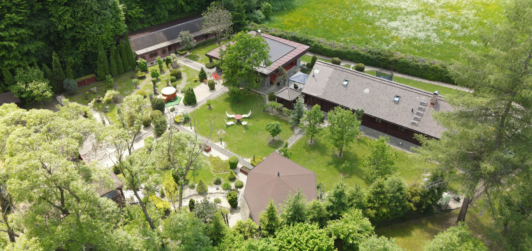 Dom s areálom na podnikanie, pozemok 2500 m2, dom - ubytovanie, jazierko, 2x altánok, biliardový dom, detské atrakcie