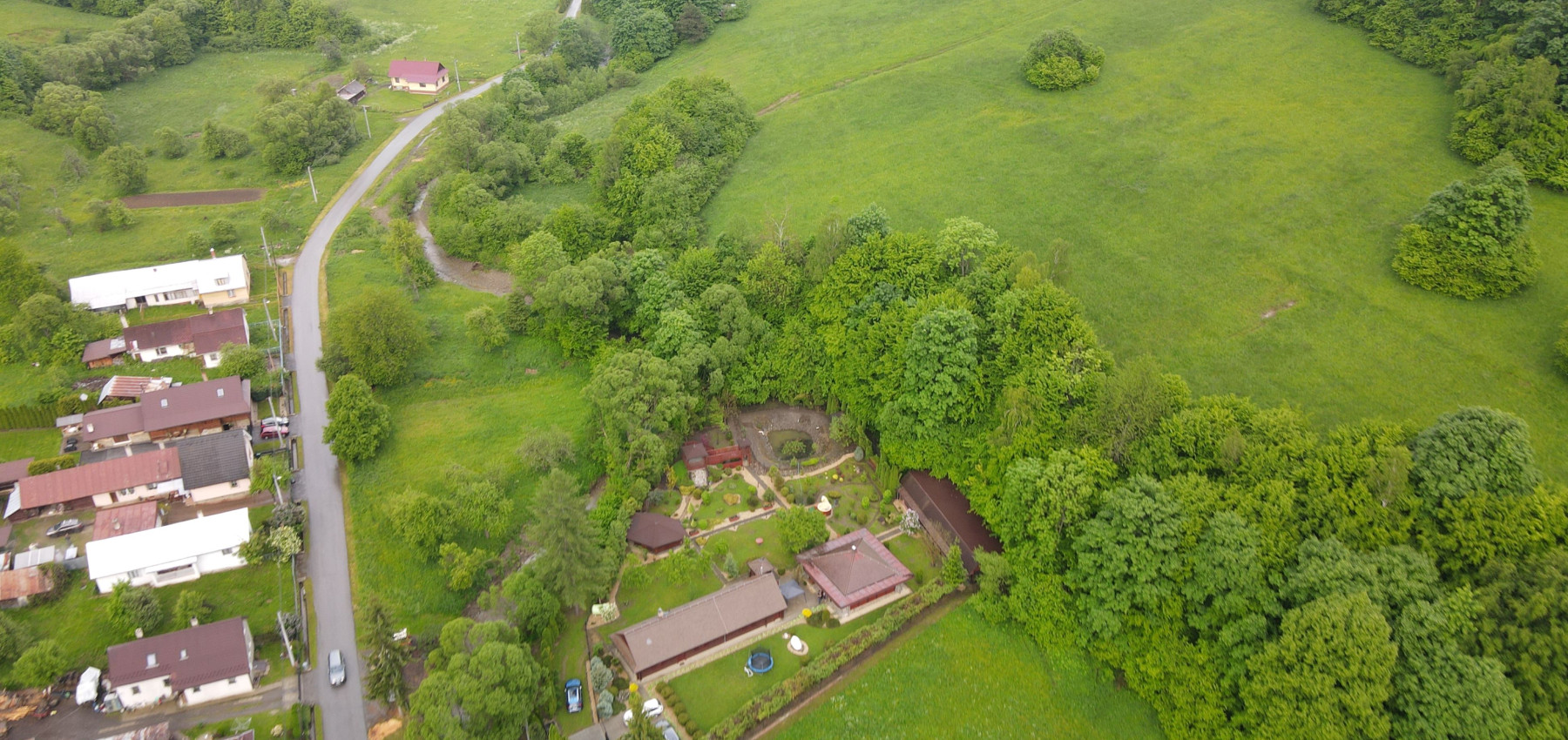 Dom s areálom na podnikanie, pozemok 2500 m2, dom - ubytovanie, jazierko, 2x altánok, biliardový dom, detské atrakcie