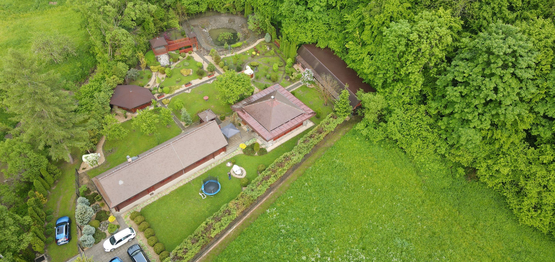 Dom s areálom na podnikanie, pozemok 2500 m2, dom - ubytovanie, jazierko, 2x altánok, biliardový dom, detské atrakcie