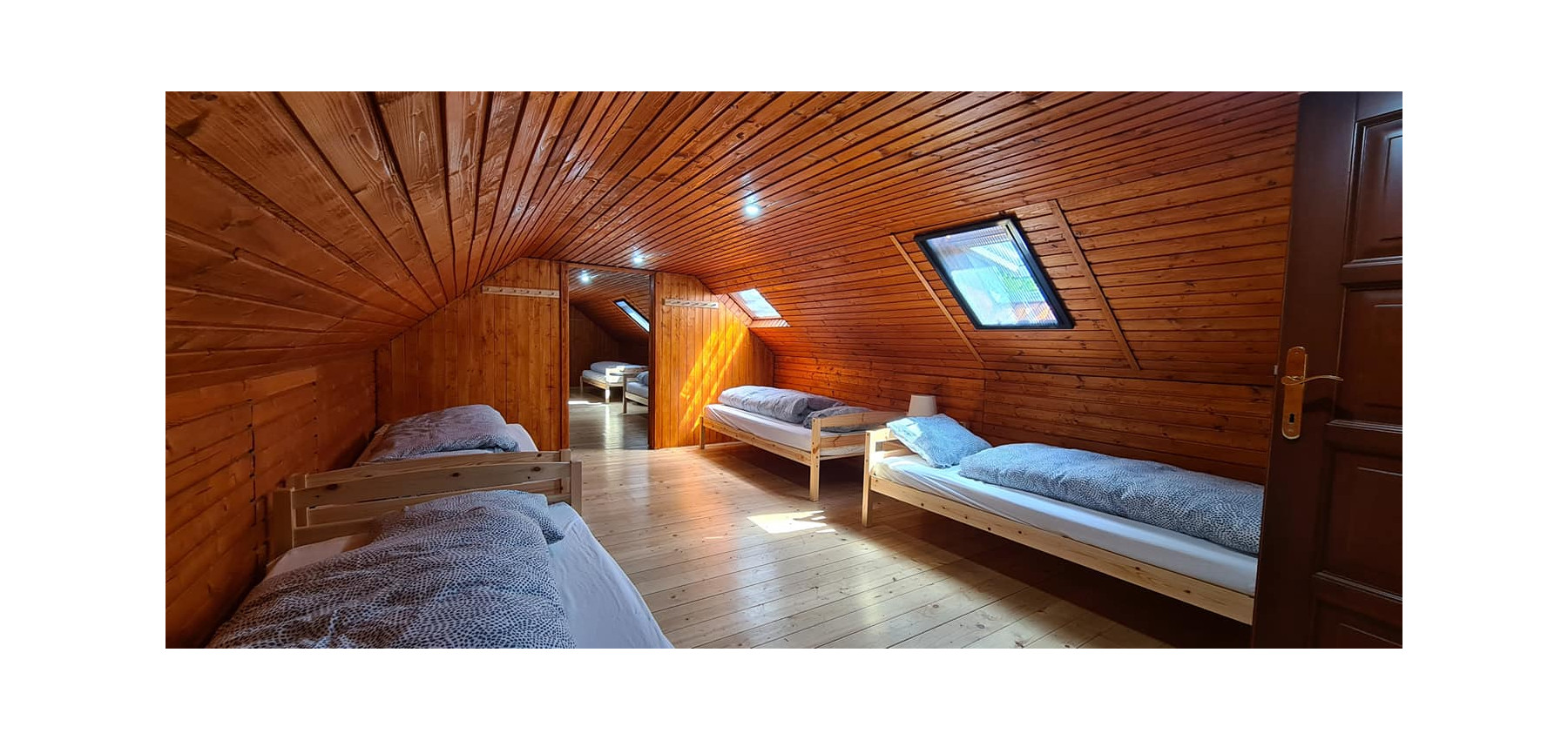 Dom s areálom na podnikanie, pozemok 2500 m2, dom - ubytovanie, jazierko, 2x altánok, biliardový dom, detské atrakcie