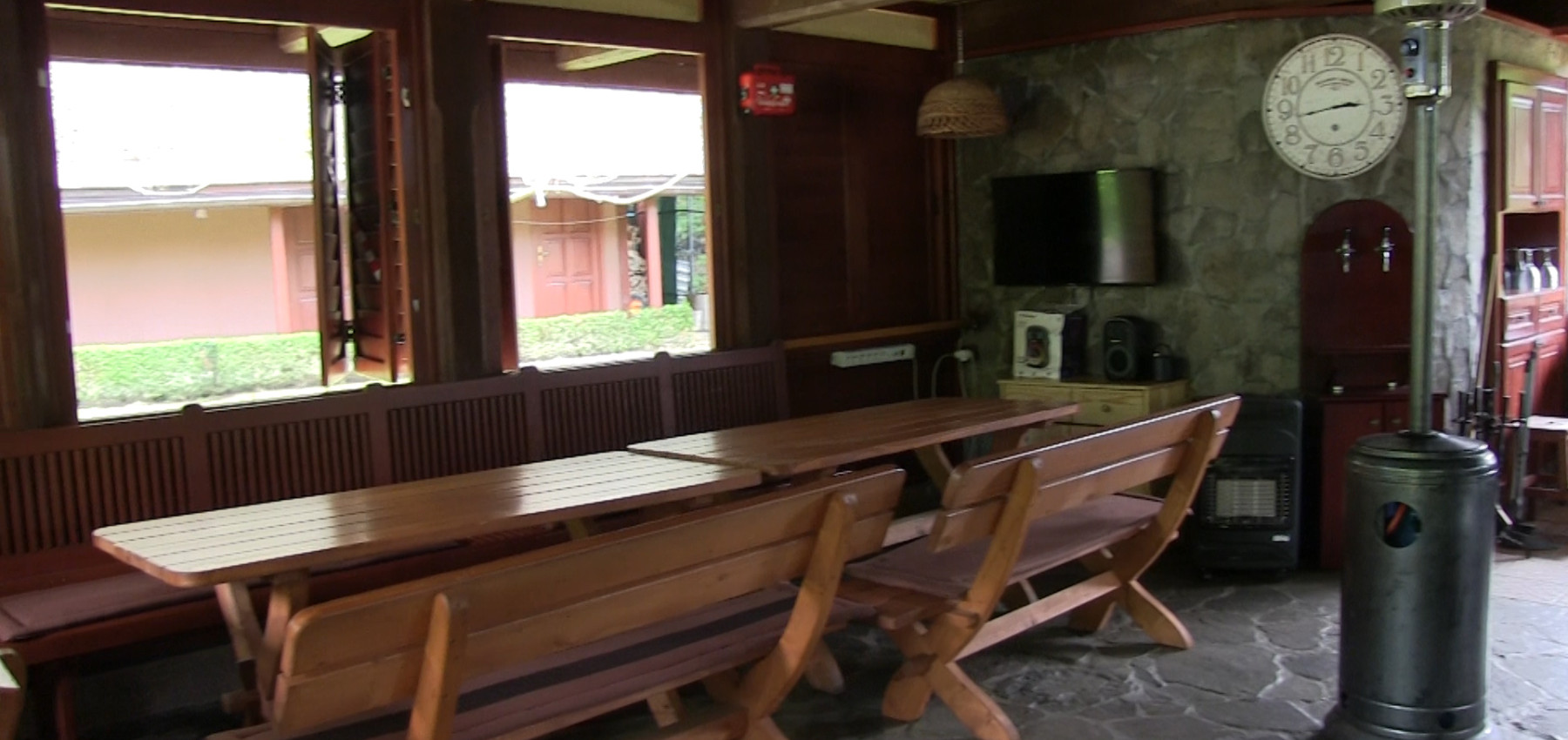 Dom s areálom na podnikanie, pozemok 2500 m2, dom - ubytovanie, jazierko, 2x altánok, biliardový dom, detské atrakcie