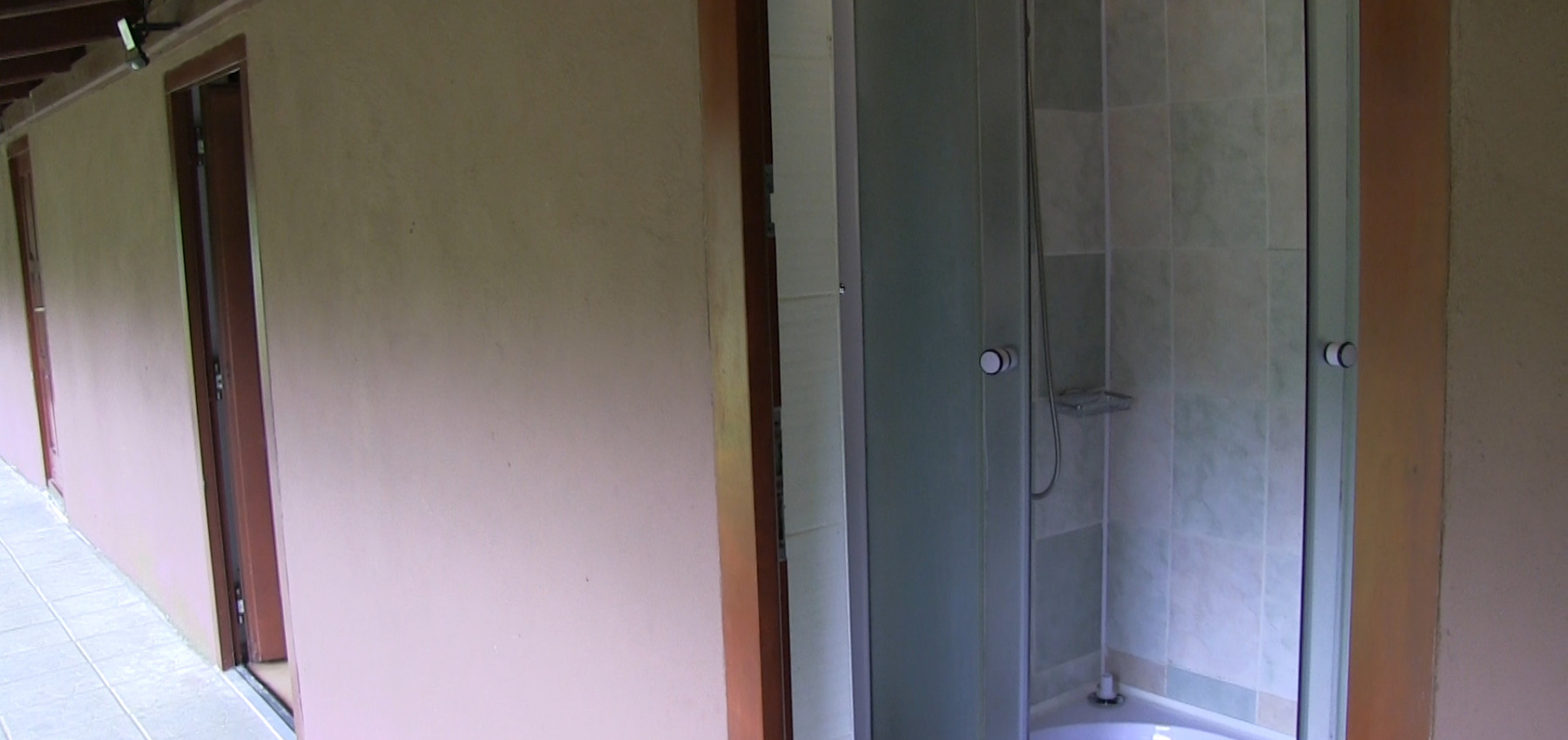 Dom s areálom na podnikanie, pozemok 2500 m2, dom - ubytovanie, jazierko, 2x altánok, biliardový dom, detské atrakcie