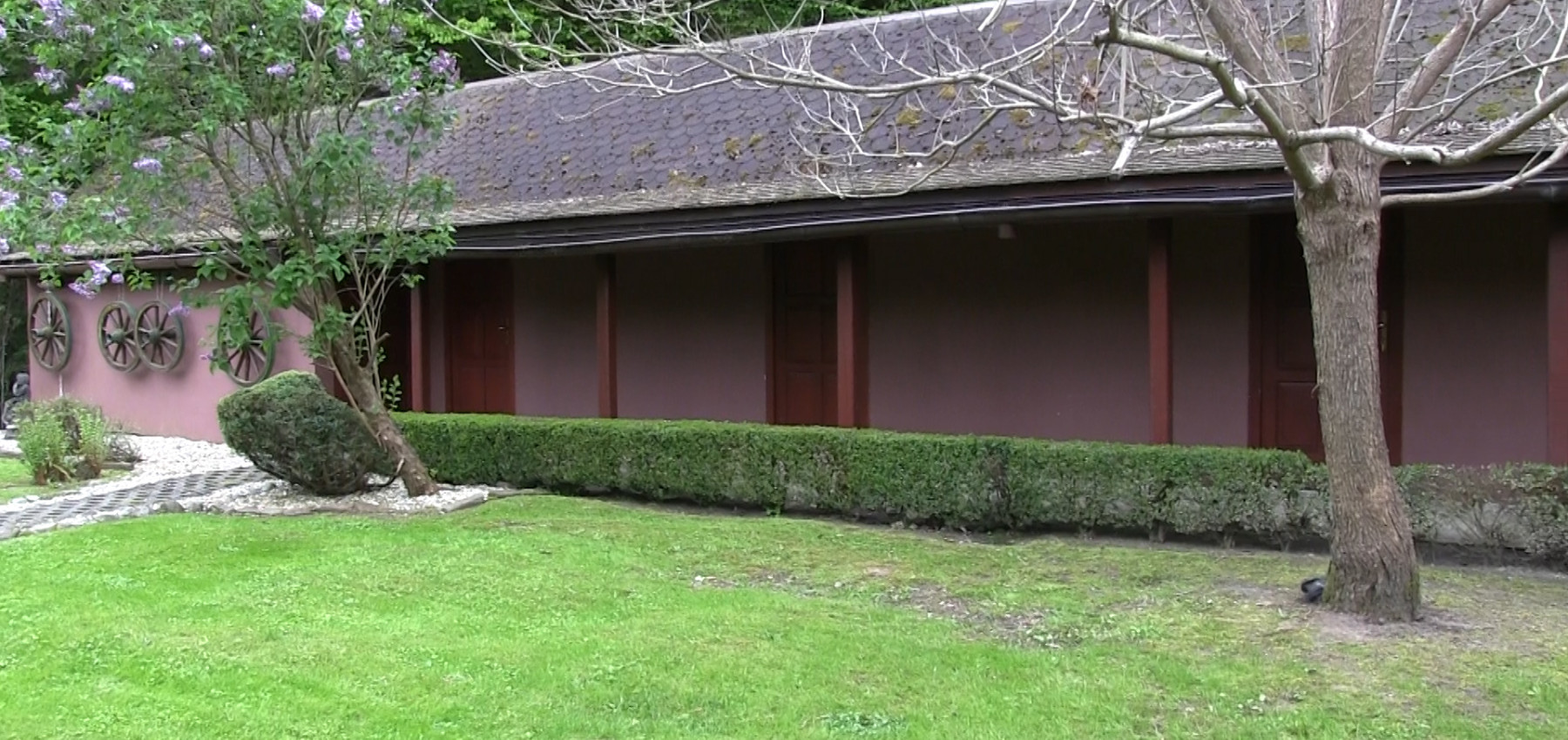 Dom s areálom na podnikanie, pozemok 2500 m2, dom - ubytovanie, jazierko, 2x altánok, biliardový dom, detské atrakcie