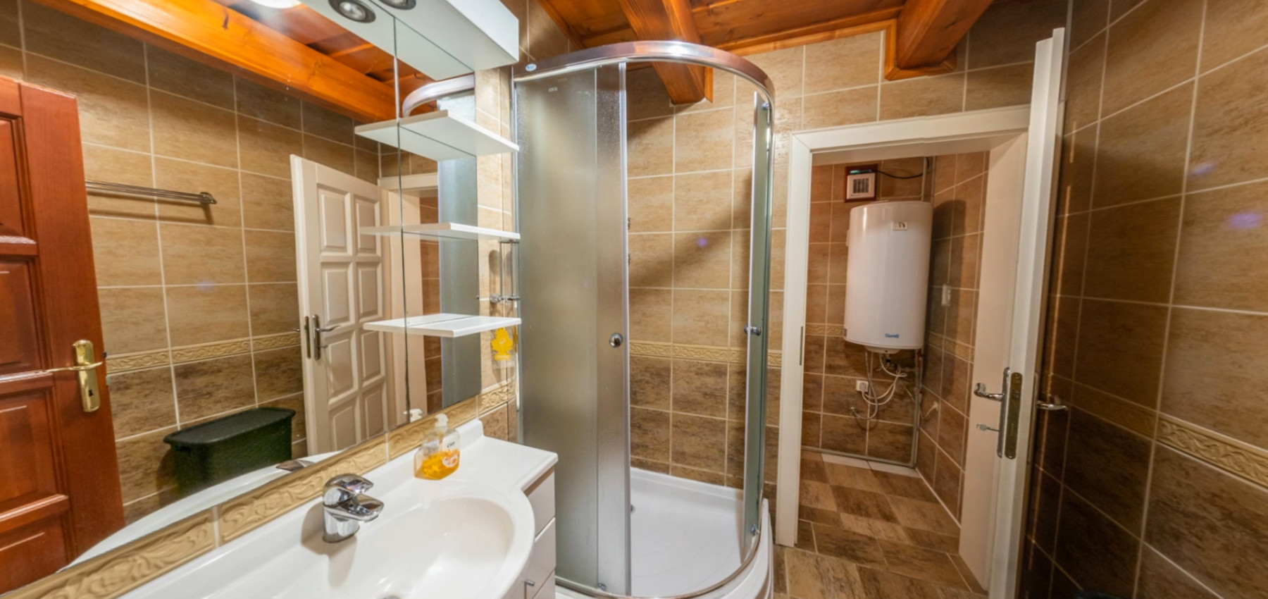 Dom s areálom na podnikanie, pozemok 2500 m2, dom - ubytovanie, jazierko, 2x altánok, biliardový dom, detské atrakcie