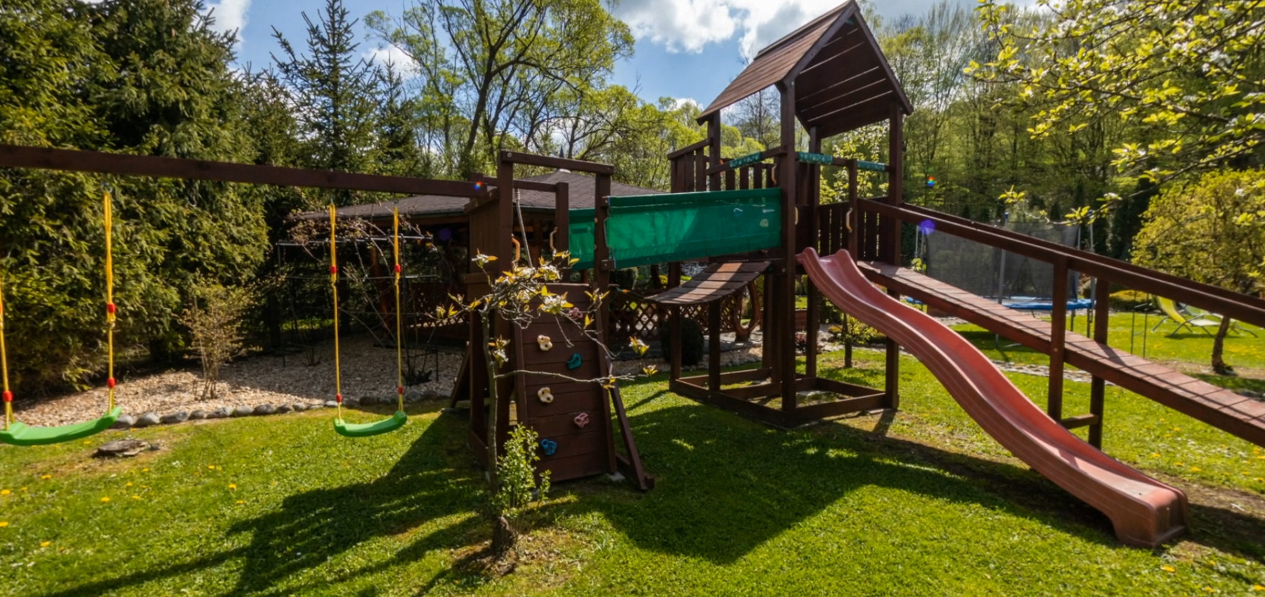 Dom s areálom na podnikanie, pozemok 2500 m2, dom - ubytovanie, jazierko, 2x altánok, biliardový dom, detské atrakcie