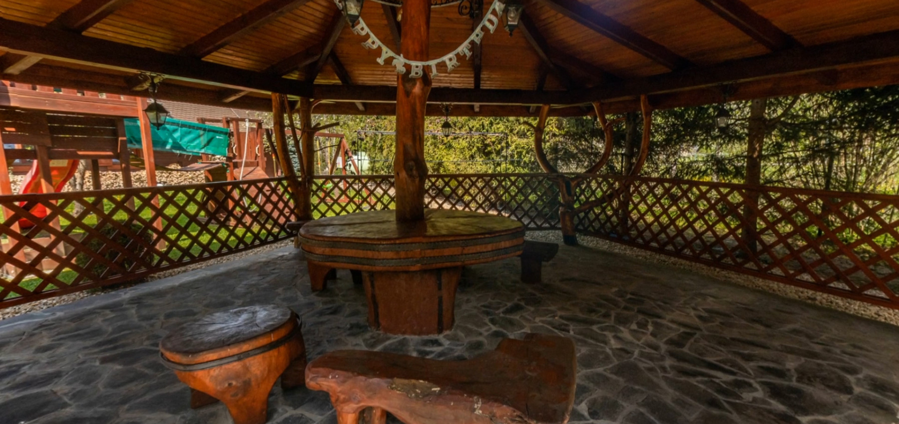 Dom s areálom na podnikanie, pozemok 2500 m2, dom - ubytovanie, jazierko, 2x altánok, biliardový dom, detské atrakcie