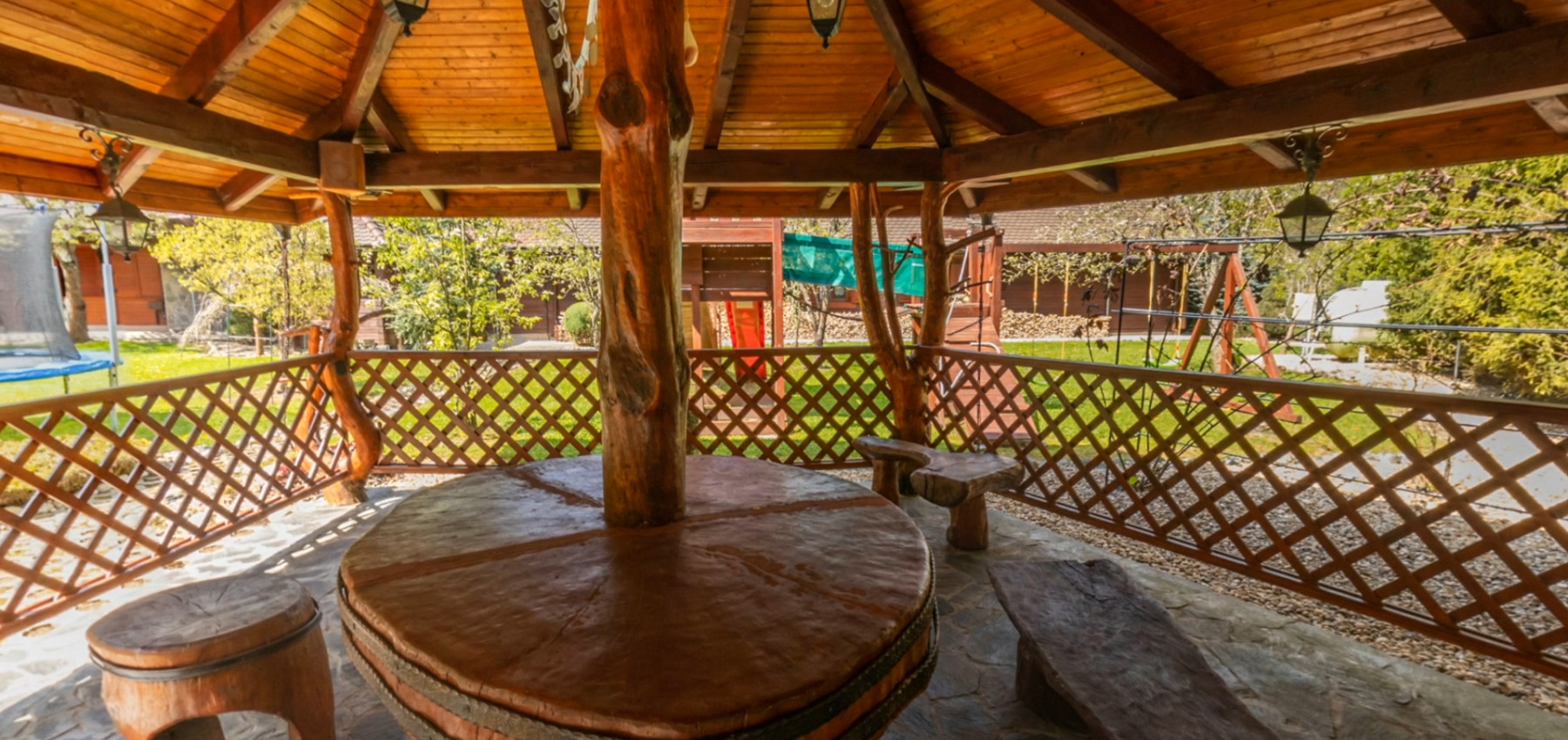 Dom s areálom na podnikanie, pozemok 2500 m2, dom - ubytovanie, jazierko, 2x altánok, biliardový dom, detské atrakcie