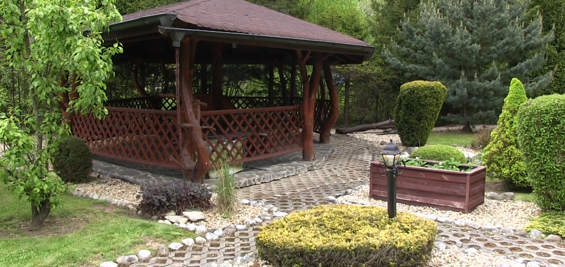 Dom s areálom na podnikanie, pozemok 2500 m2, dom - ubytovanie, jazierko, 2x altánok, biliardový dom, detské atrakcie