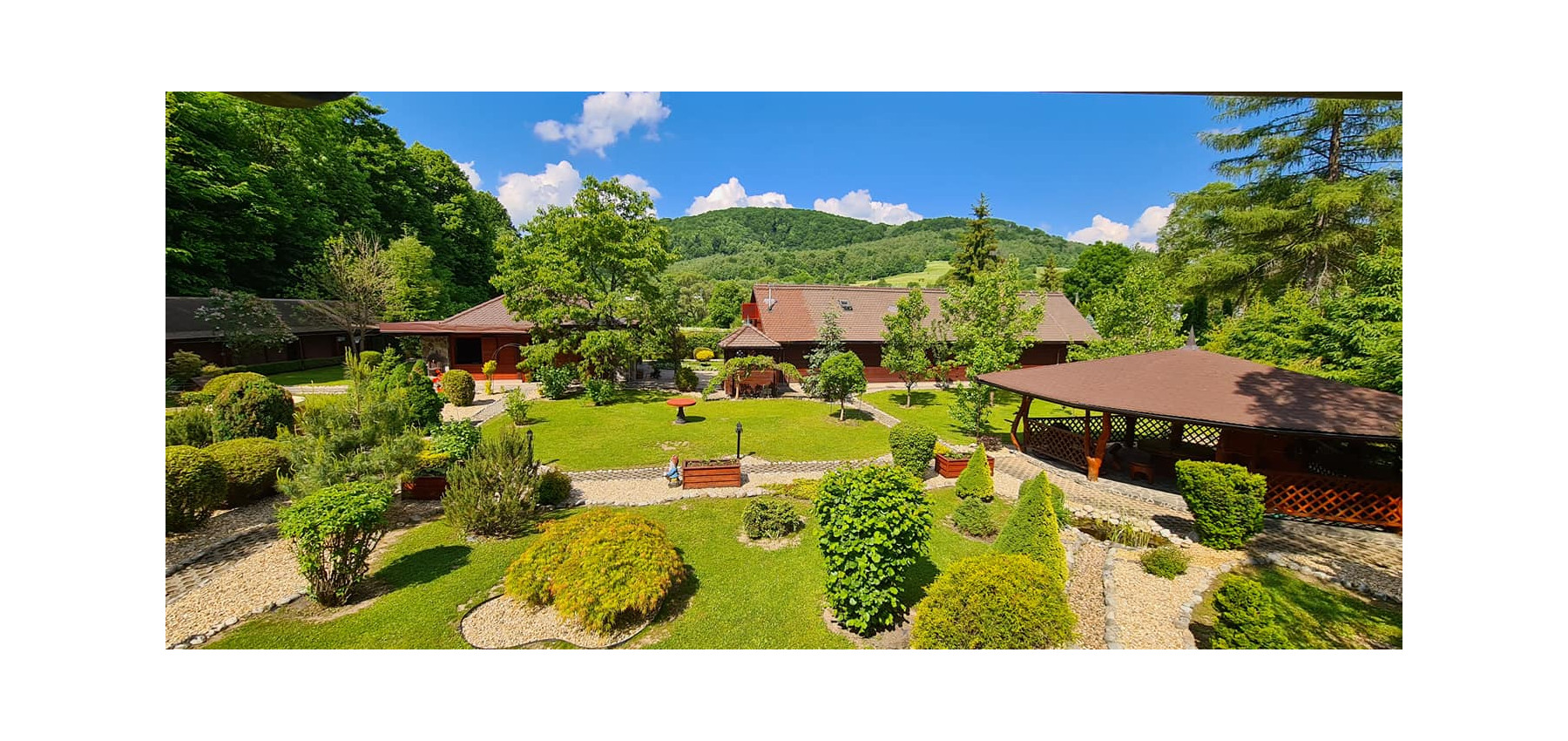 Dom s areálom na podnikanie, pozemok 2500 m2, dom - ubytovanie, jazierko, 2x altánok, biliardový dom, detské atrakcie