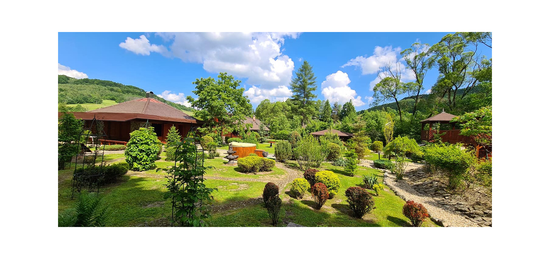 Dom s areálom na podnikanie, pozemok 2500 m2, dom - ubytovanie, jazierko, 2x altánok, biliardový dom, detské atrakcie