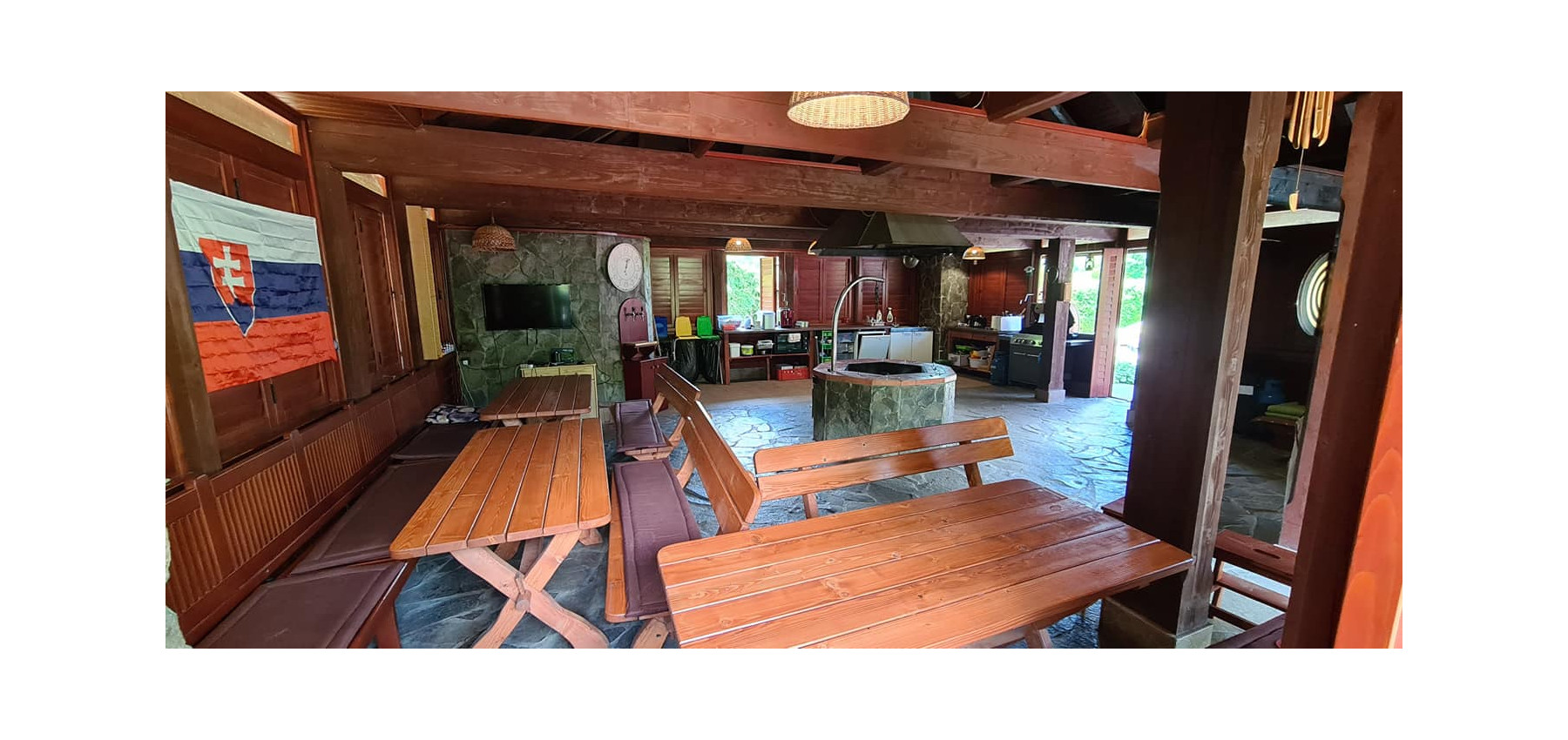 Dom s areálom na podnikanie, pozemok 2500 m2, dom - ubytovanie, jazierko, 2x altánok, biliardový dom, detské atrakcie