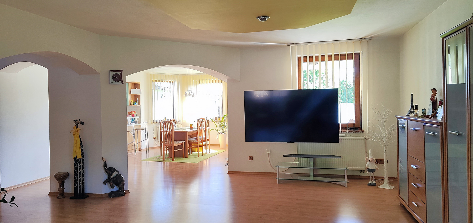 Rodinný dom v tichej lokalite s bazénom, garážou, kompletne zariadený