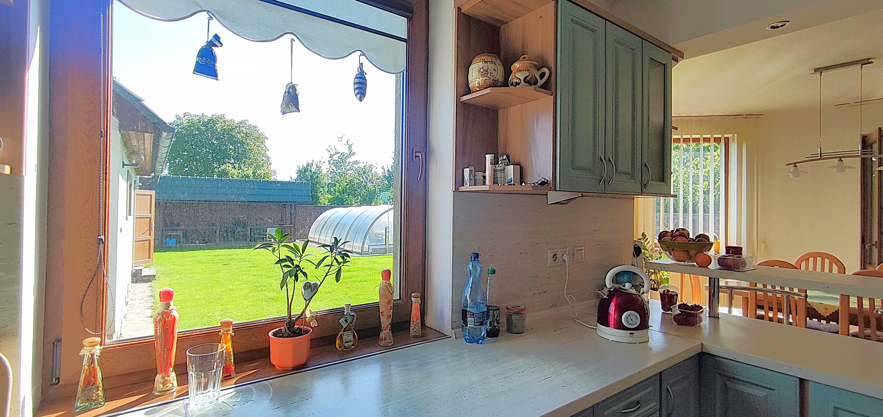 Rodinný dom v tichej lokalite s bazénom, garážou, kompletne zariadený