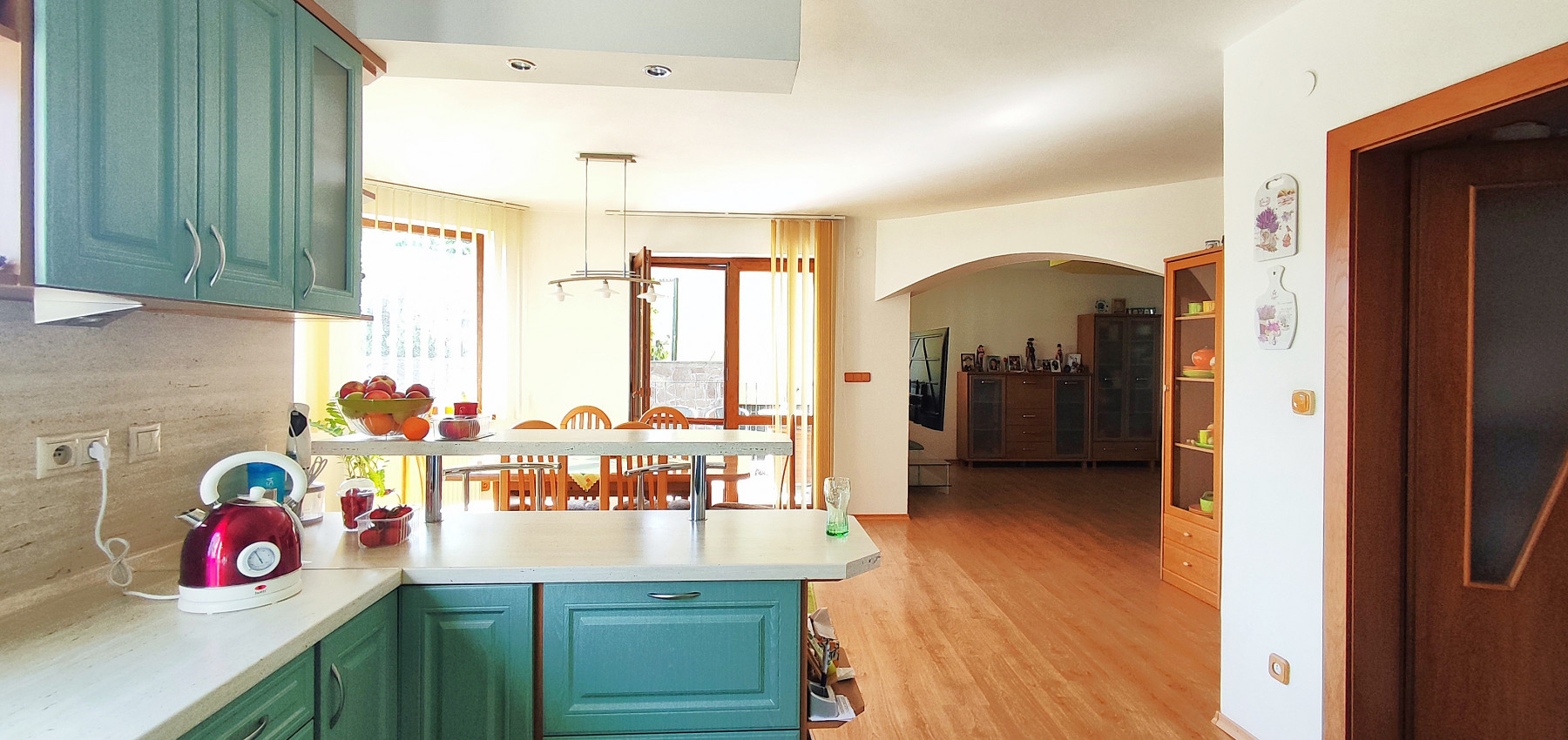 Rodinný dom v tichej lokalite s bazénom, garážou, kompletne zariadený