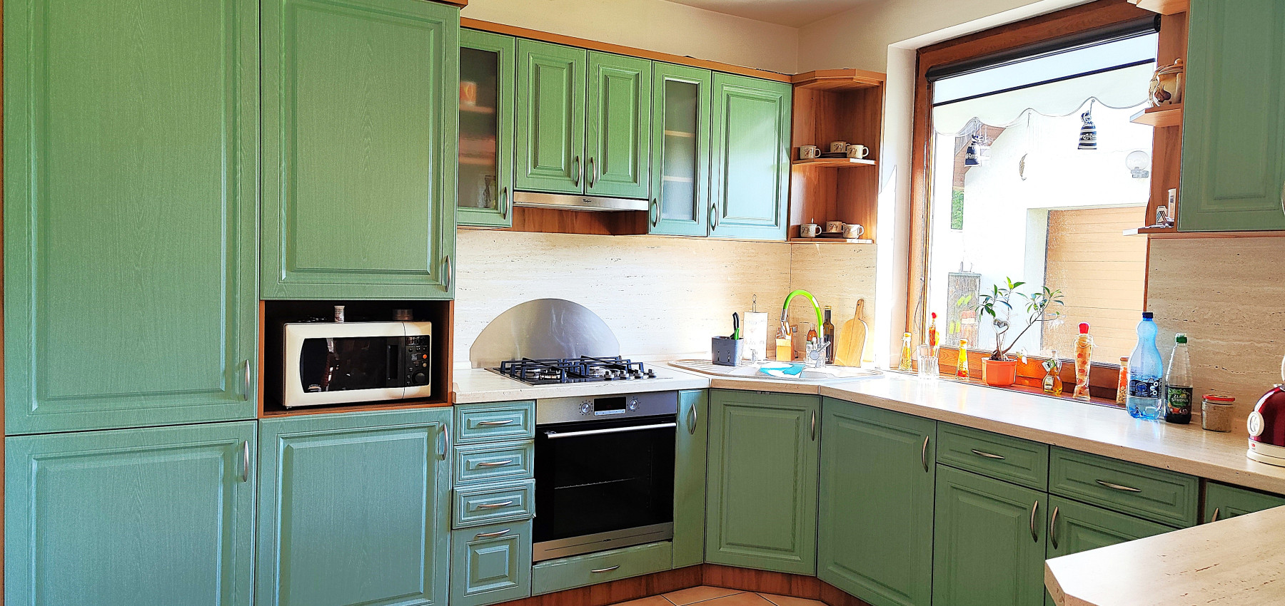 Rodinný dom v tichej lokalite s bazénom, garážou, kompletne zariadený