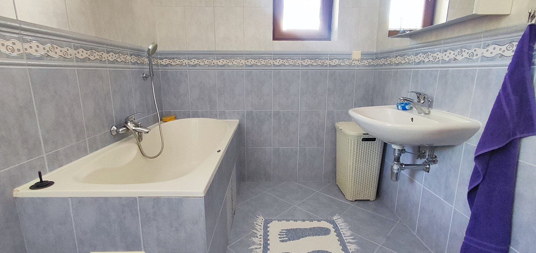 Rodinný dom v tichej lokalite s bazénom, garážou, kompletne zariadený