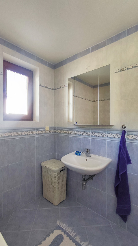 Rodinný dom v tichej lokalite s bazénom, garážou, kompletne zariadený