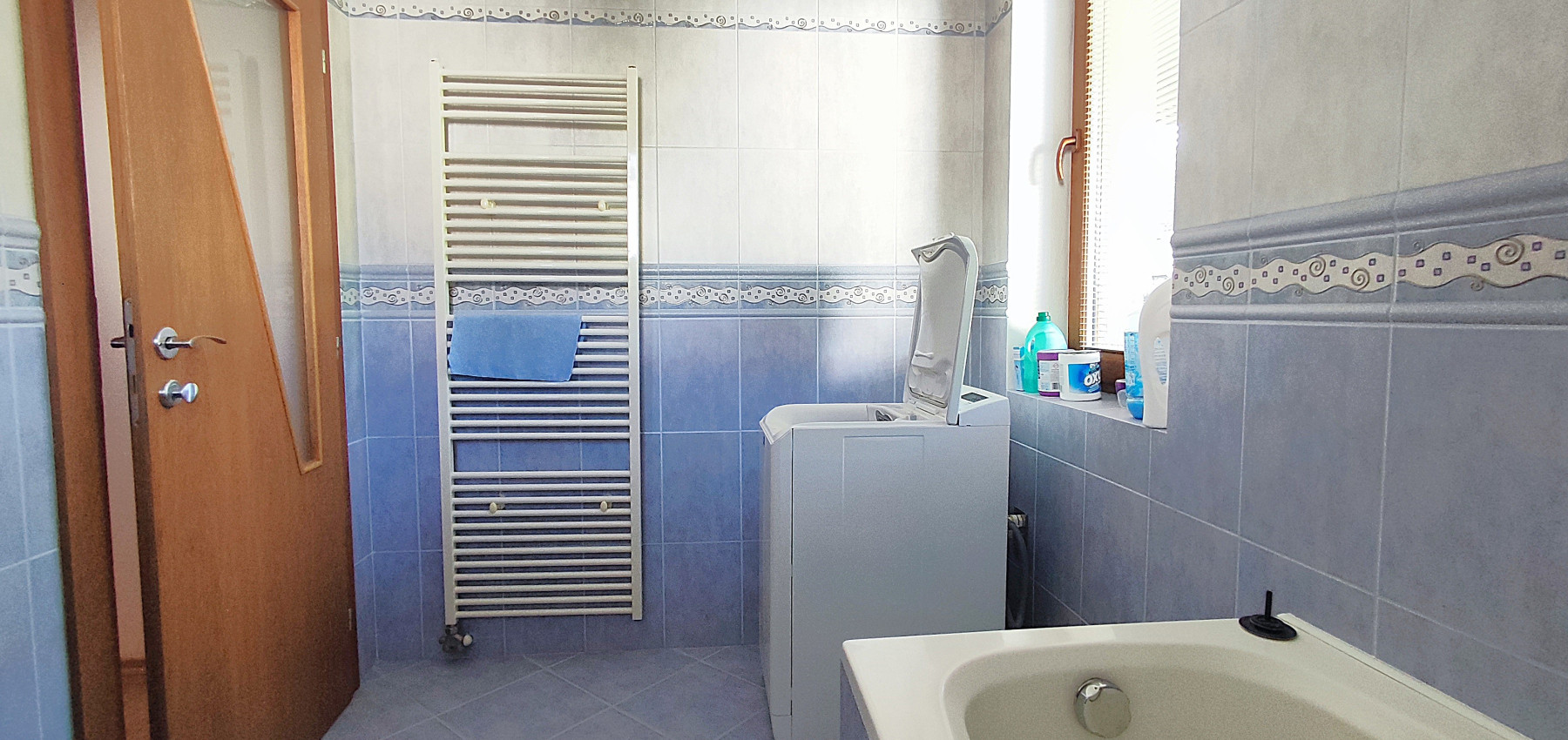 Rodinný dom v tichej lokalite s bazénom, garážou, kompletne zariadený