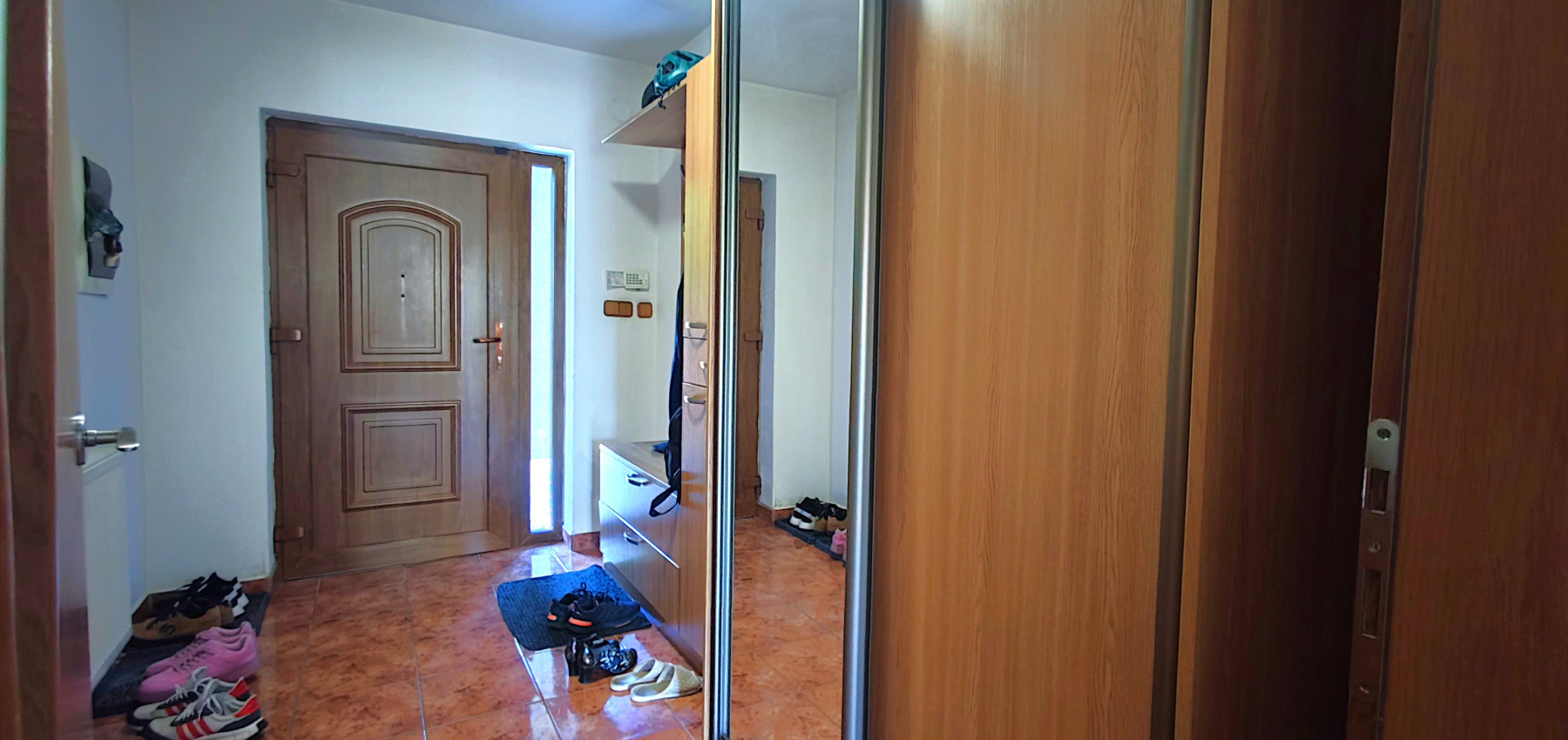 Rodinný dom v tichej lokalite s bazénom, garážou, kompletne zariadený