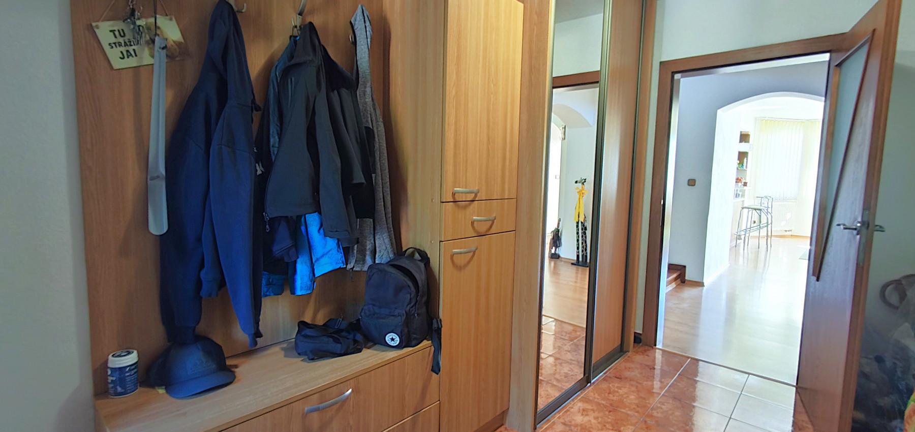 Rodinný dom v tichej lokalite s bazénom, garážou, kompletne zariadený