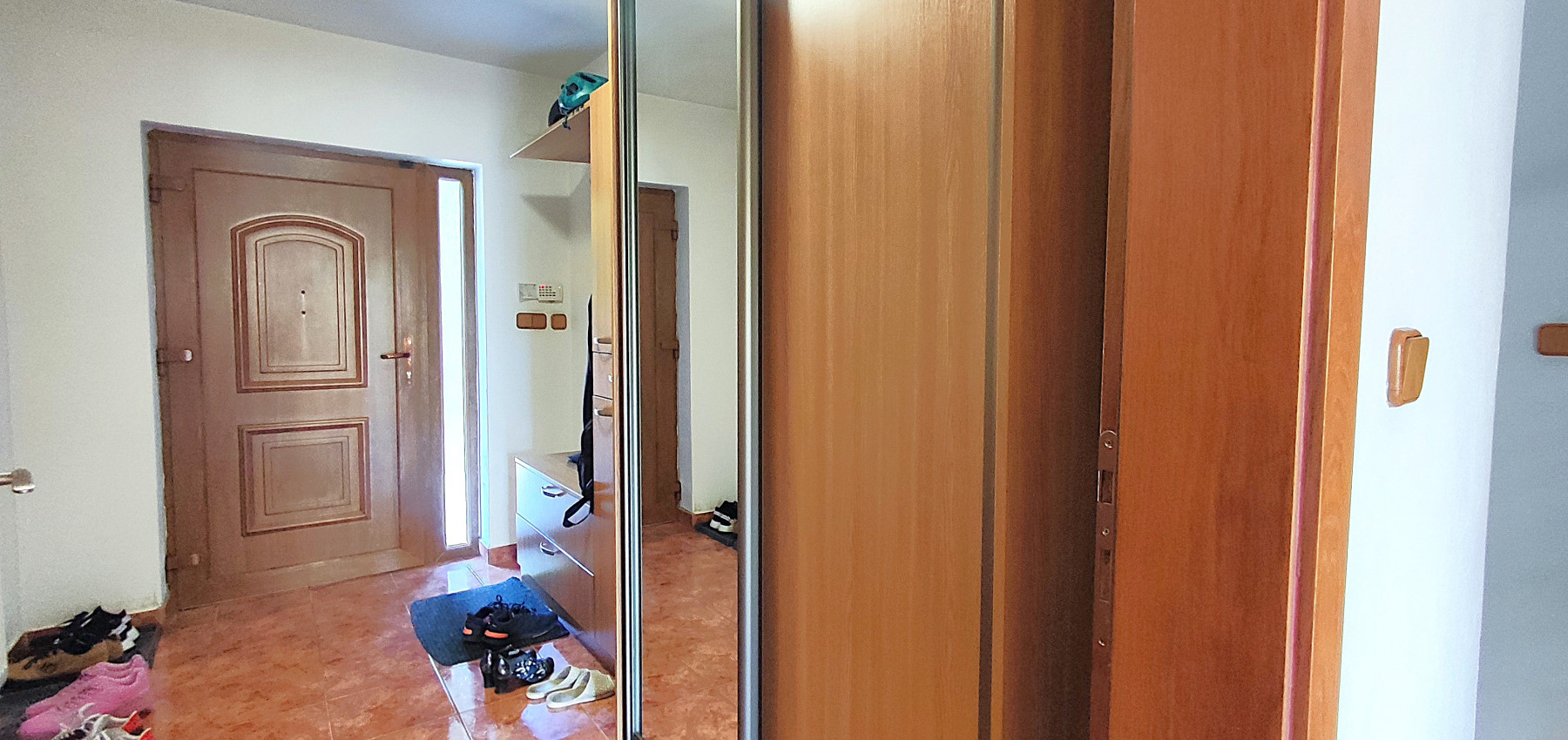 Rodinný dom v tichej lokalite s bazénom, garážou, kompletne zariadený