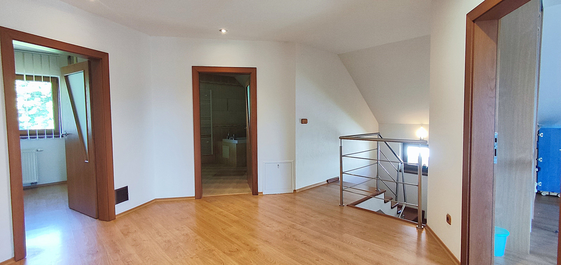 Rodinný dom v tichej lokalite s bazénom, garážou, kompletne zariadený