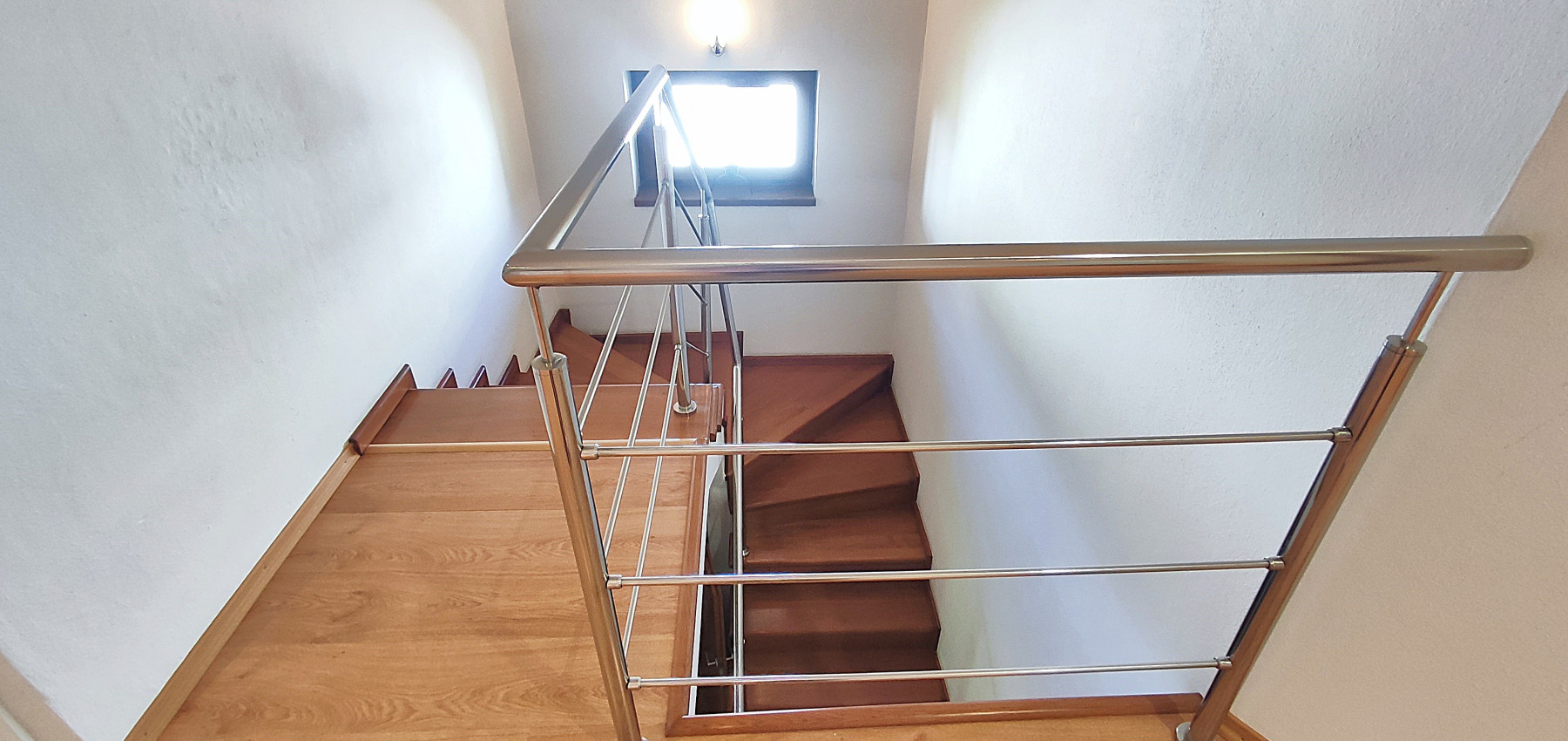 Rodinný dom v tichej lokalite s bazénom, garážou, kompletne zariadený