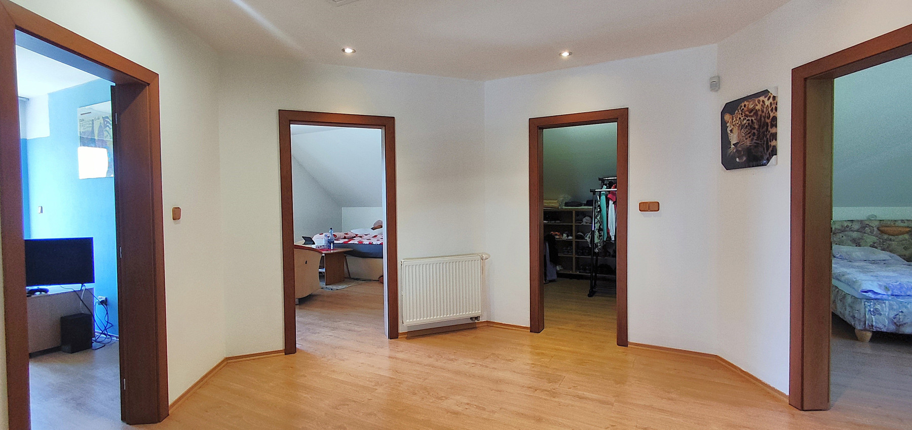 Rodinný dom v tichej lokalite s bazénom, garážou, kompletne zariadený