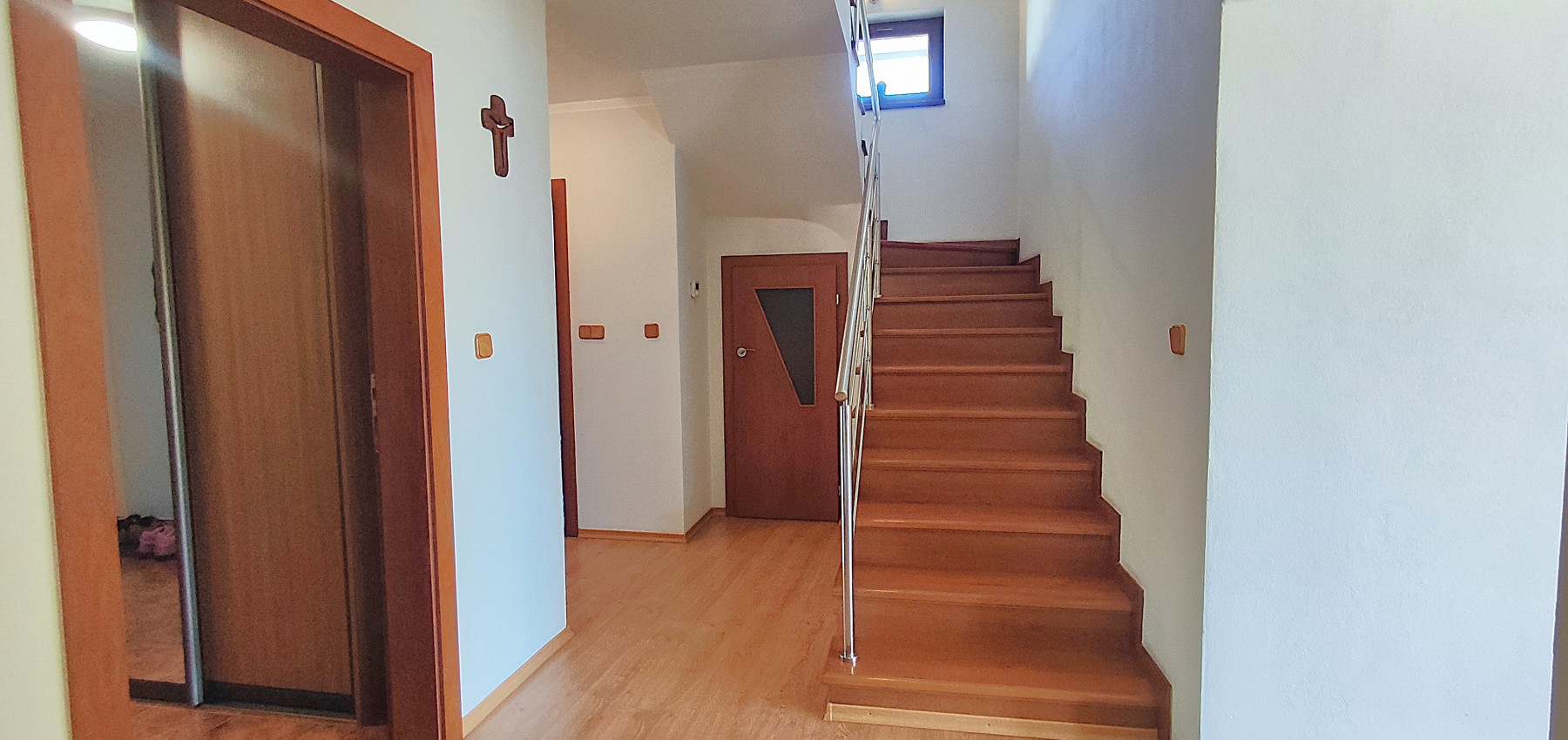 Rodinný dom v tichej lokalite s bazénom, garážou, kompletne zariadený