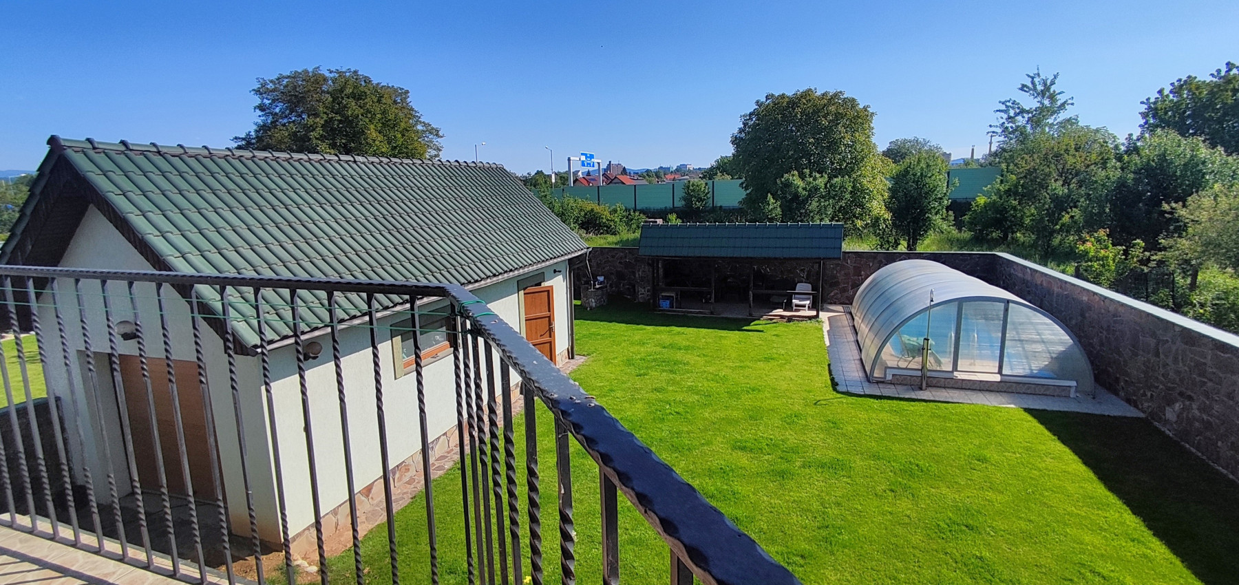 Rodinný dom v tichej lokalite s bazénom, garážou, kompletne zariadený