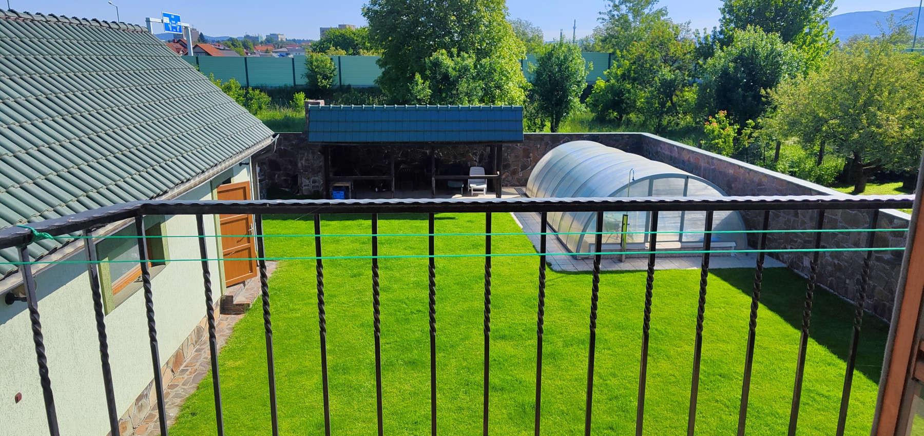 Rodinný dom v tichej lokalite s bazénom, garážou, kompletne zariadený