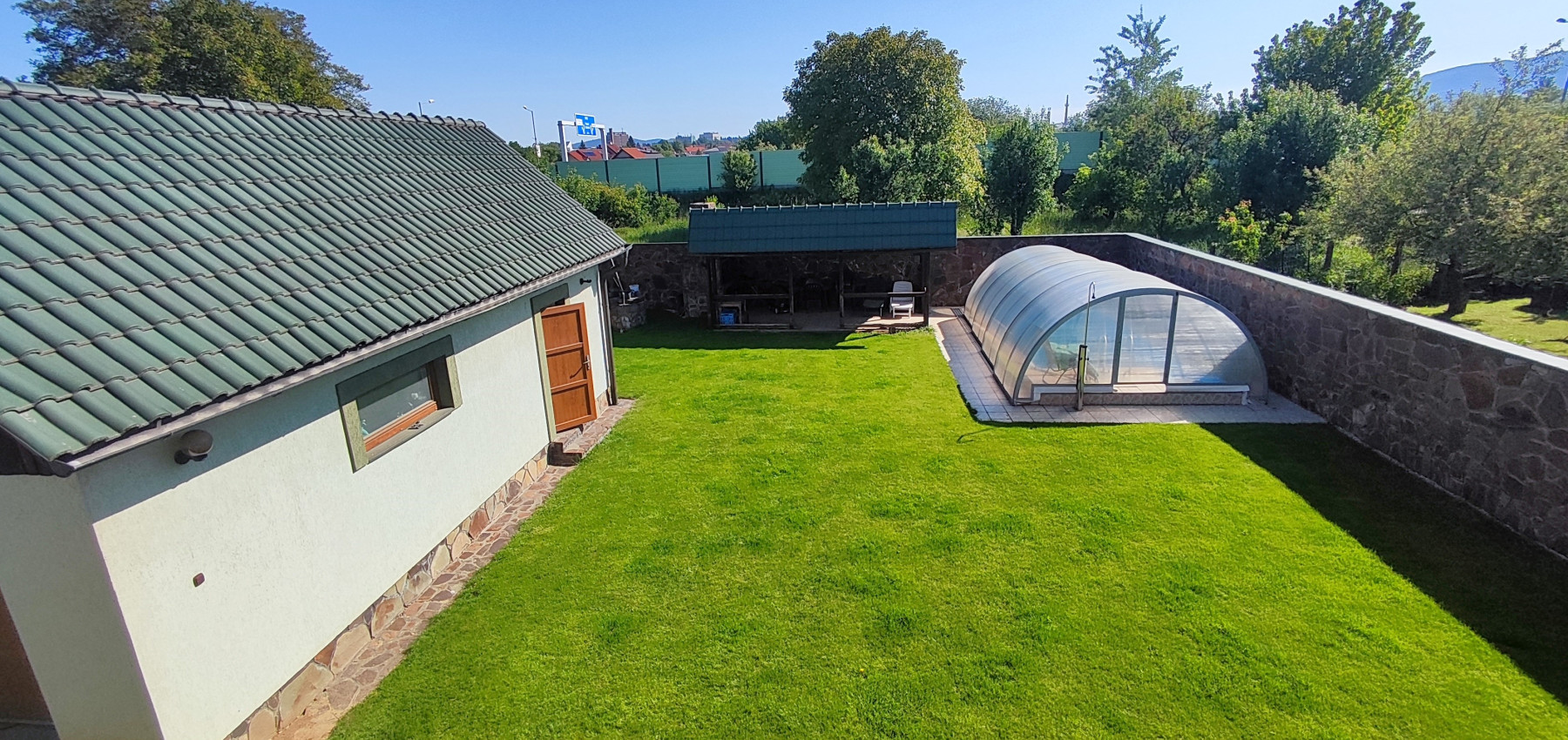 Rodinný dom v tichej lokalite s bazénom, garážou, kompletne zariadený