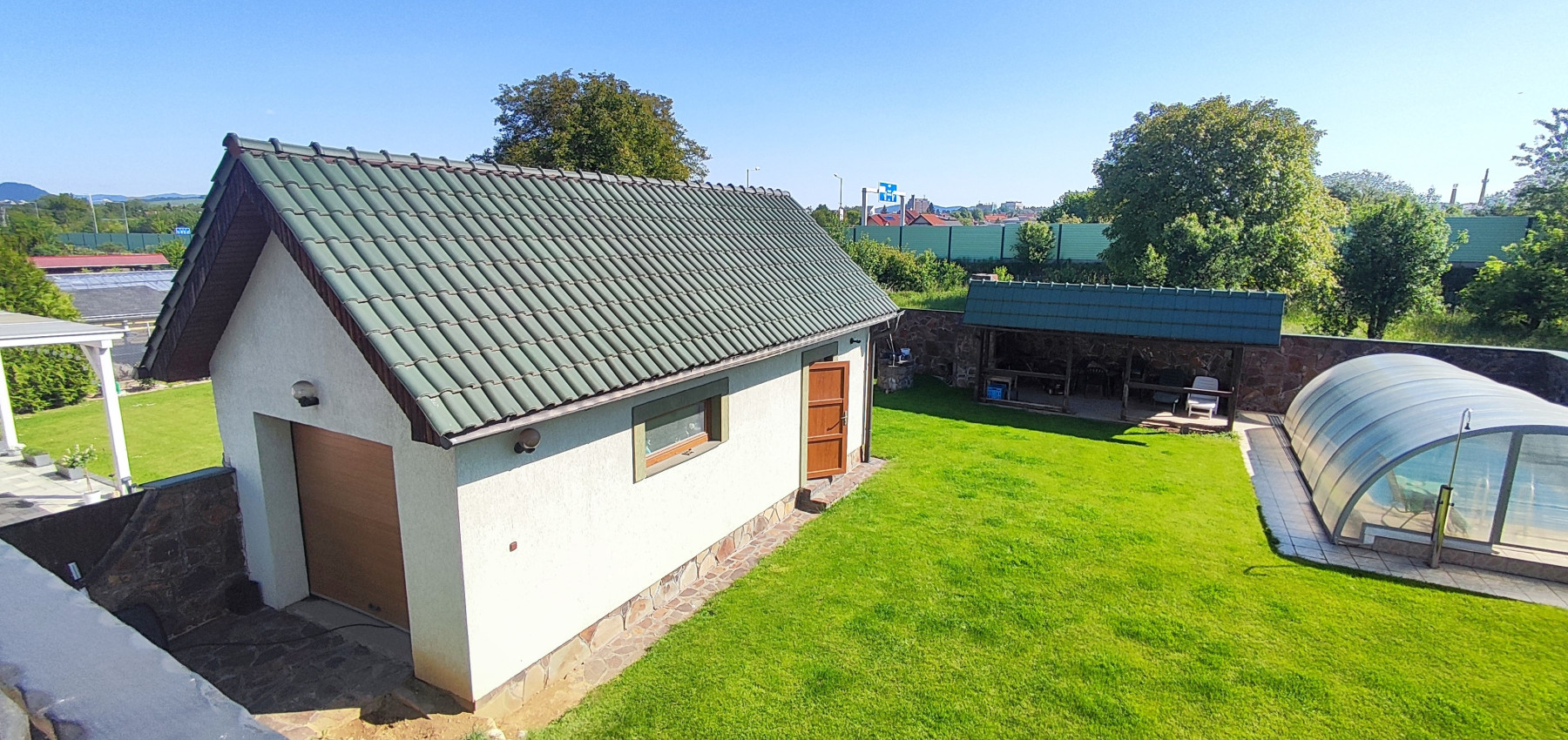 Rodinný dom v tichej lokalite s bazénom, garážou, kompletne zariadený