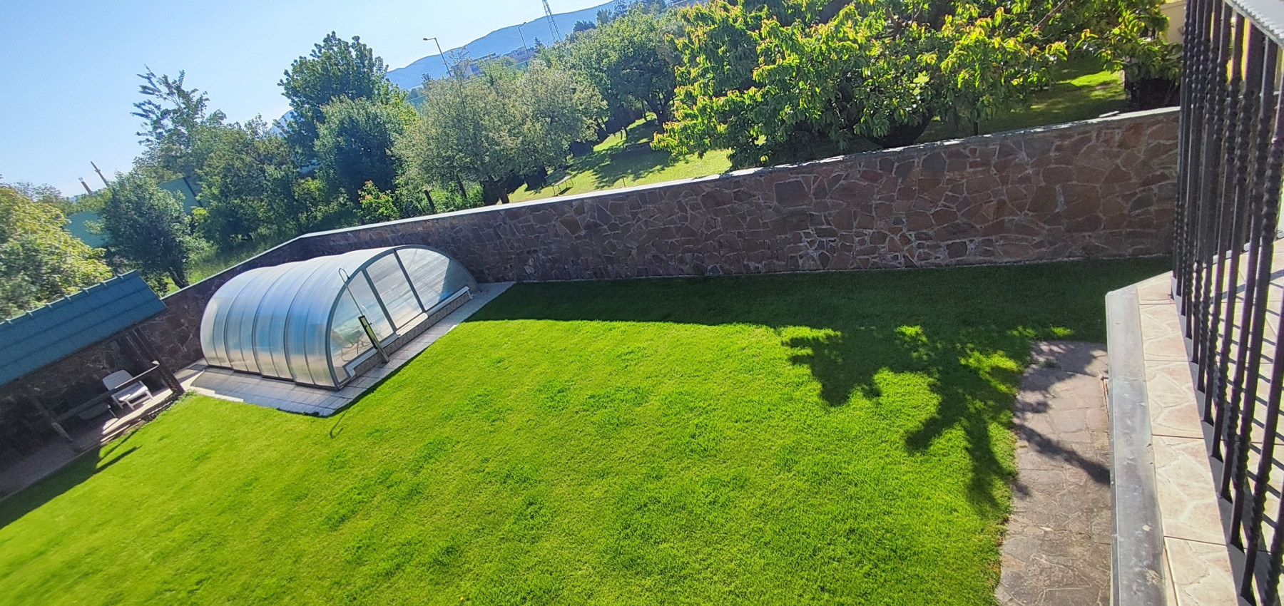 Rodinný dom v tichej lokalite s bazénom, garážou, kompletne zariadený