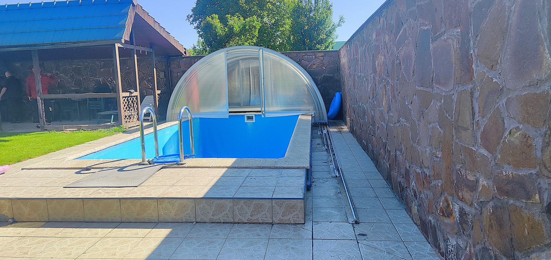 Rodinný dom v tichej lokalite s bazénom, garážou, kompletne zariadený