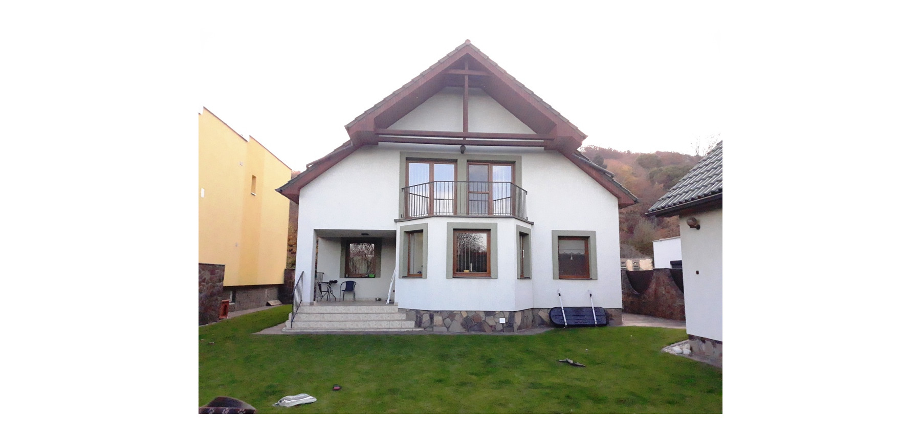 Rodinný dom v tichej lokalite s bazénom, garážou, kompletne zariadený