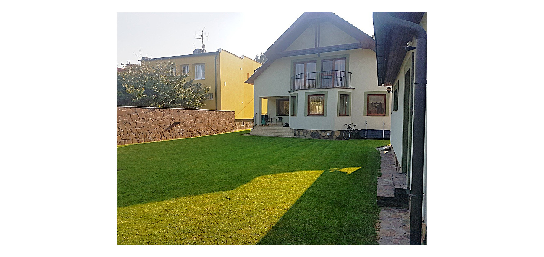 Rodinný dom v tichej lokalite s bazénom, garážou, kompletne zariadený