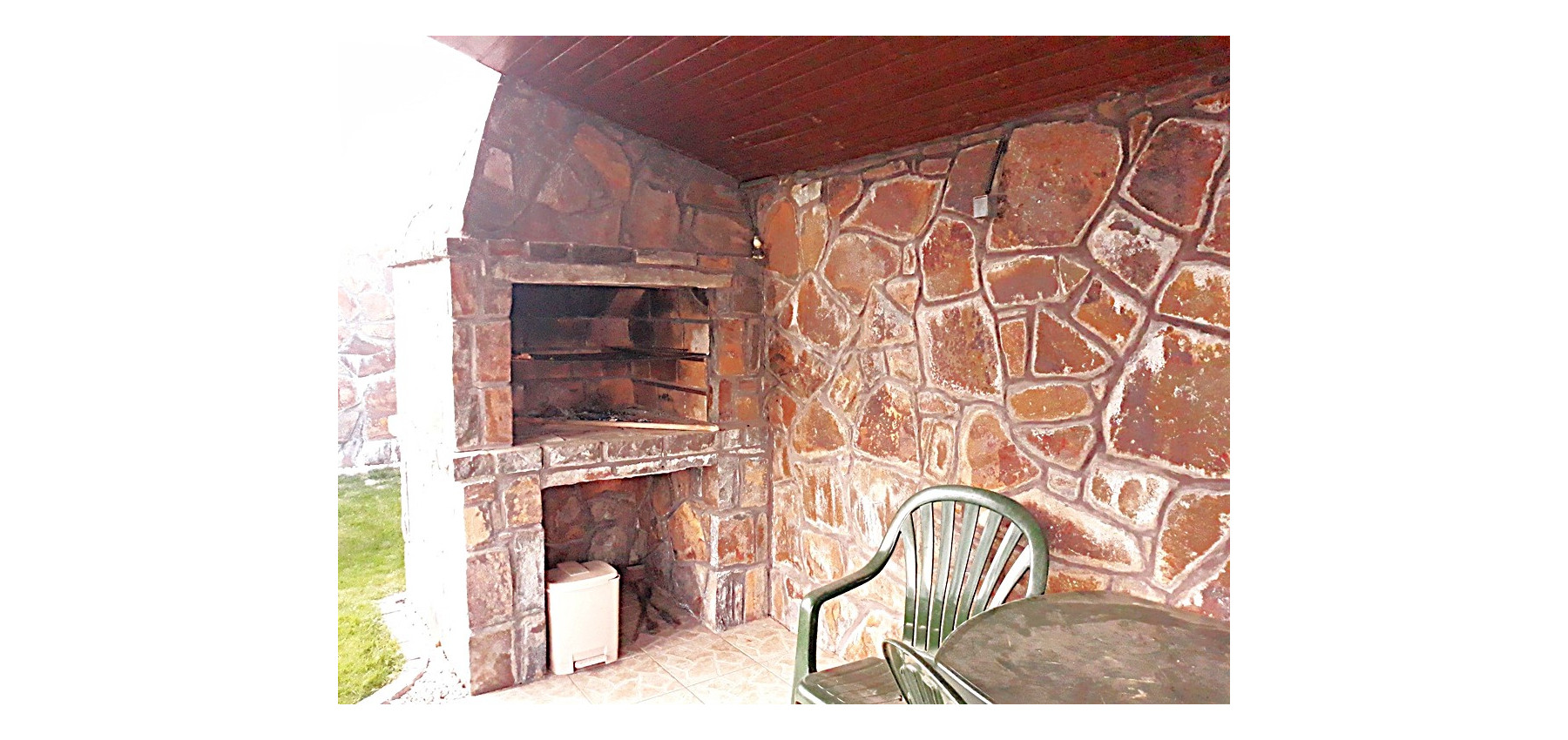 Rodinný dom v tichej lokalite s bazénom, garážou, kompletne zariadený