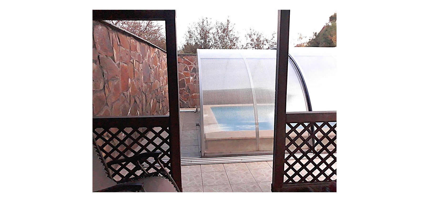 Rodinný dom v tichej lokalite s bazénom, garážou, kompletne zariadený