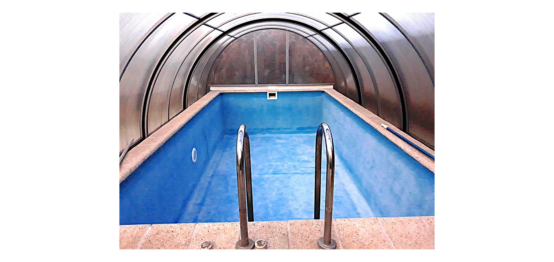 Rodinný dom v tichej lokalite s bazénom, garážou, kompletne zariadený