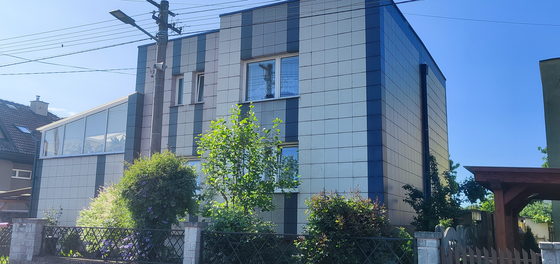 Perspektívny 5 izbový rodinný dom s garážou a prístreškom pre auto, Ľubotice, rovinatý pozemok 600 m2, podpivničený