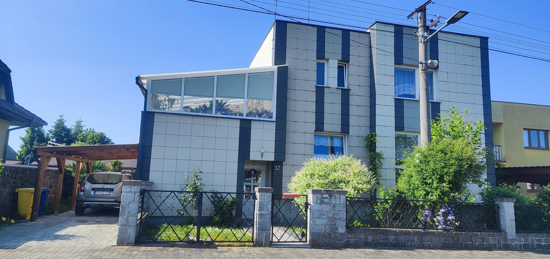 Perspektívny 5 izbový rodinný dom s garážou a prístreškom pre auto, Ľubotice, rovinatý pozemok 600 m2, podpivničený