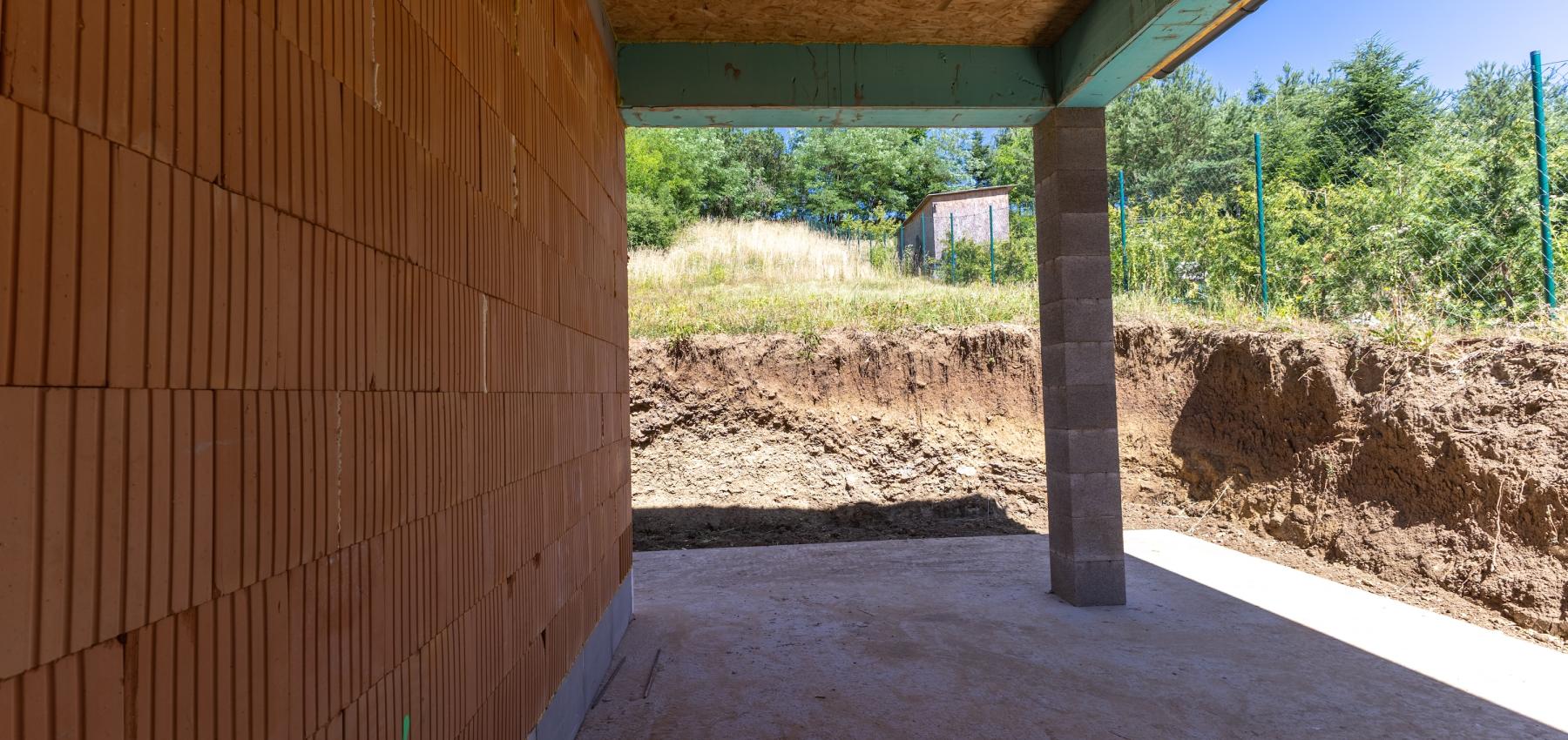 Bývajte do 2 mesiacov - zdravý tehlový 4 izbový dom Medzany, pozemok 589 m2