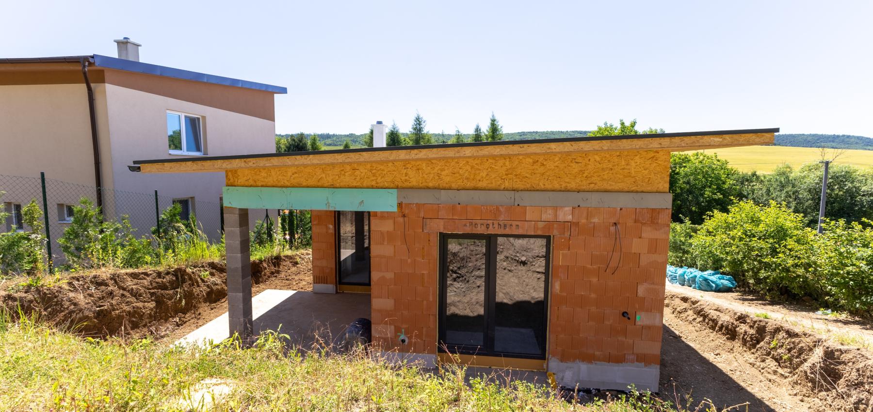 Bývajte do 2 mesiacov - zdravý tehlový 4 izbový dom Medzany, pozemok 589 m2