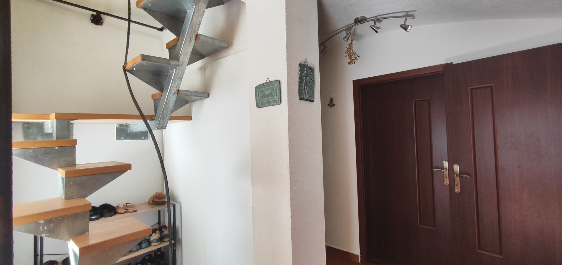 Perspektívny zariadený rodinný dom na bývanie aj prenájom, v skvelej lokalite a blízko električky Nová Lesná