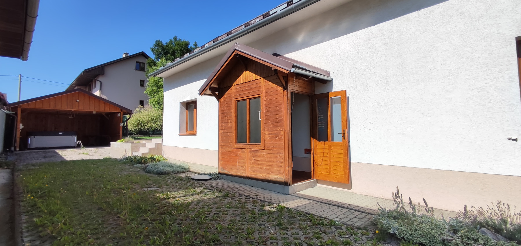 Perspektívny zariadený rodinný dom na bývanie aj prenájom, v skvelej lokalite a blízko električky Nová Lesná